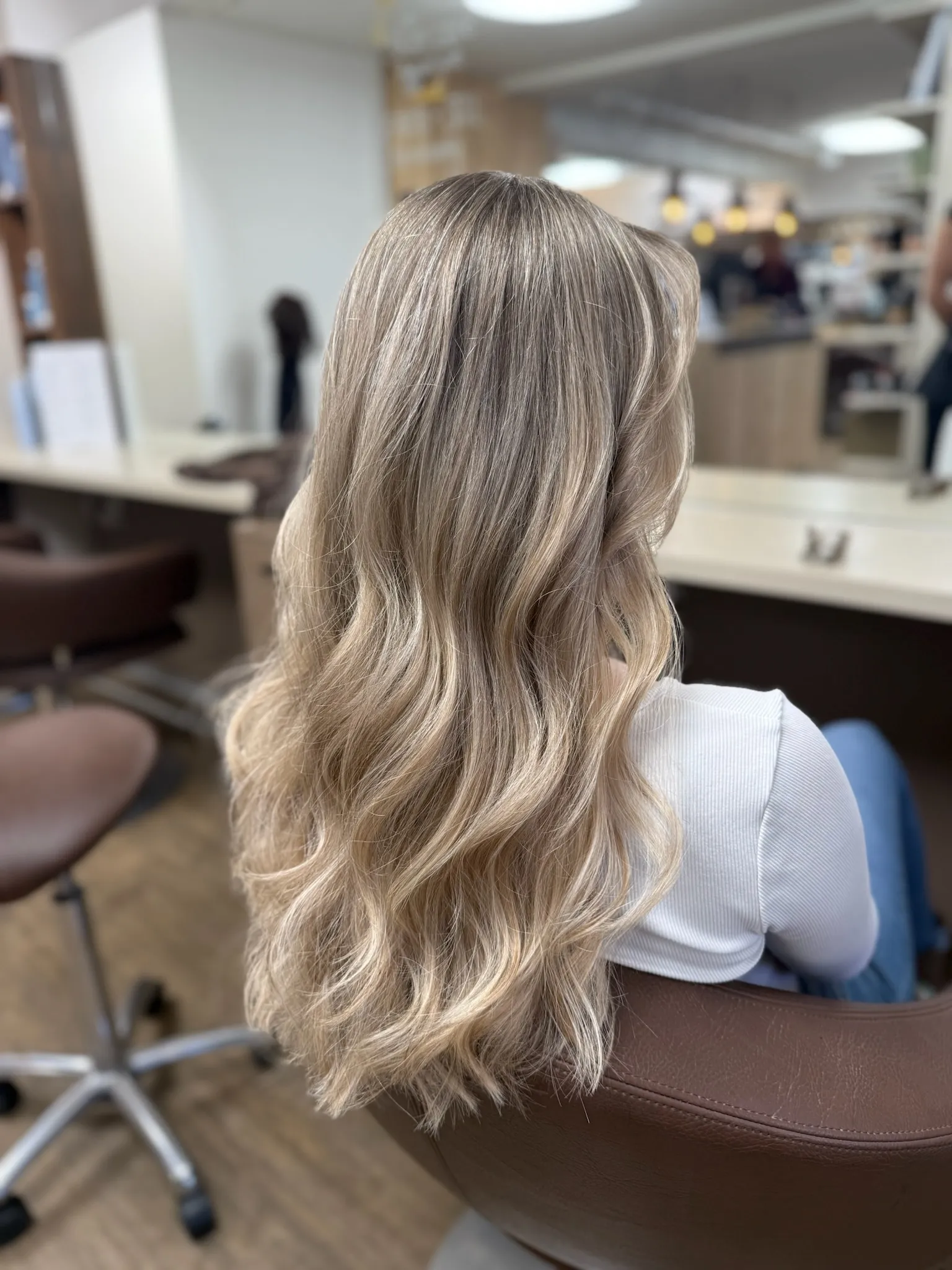 Blonde Strähnen in weichen Wellen