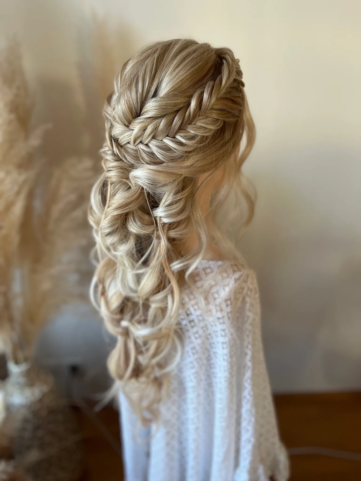 Kunstvoll geflochtene Hochsteckfrisur aus der Hair Saloon Akademie