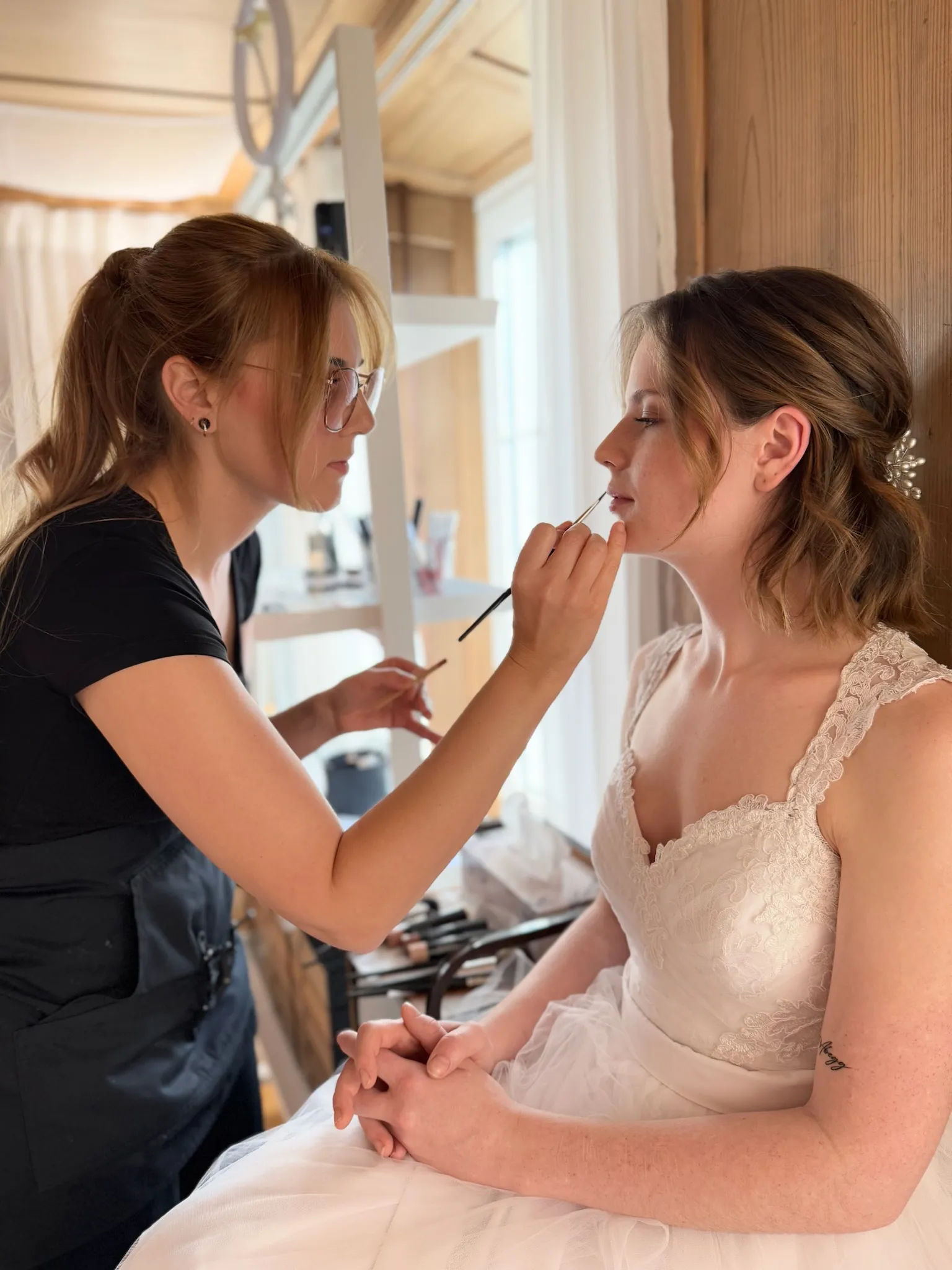 Braut wird am Hochzeitstag geschminkt