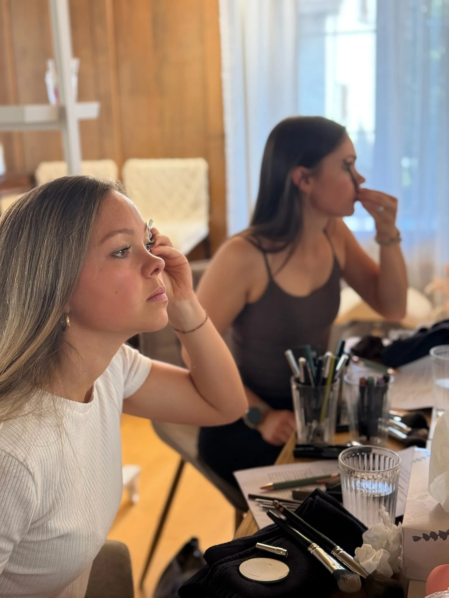 Teilnehmerinnen beim Make-up-Kurs im Hair Saloon