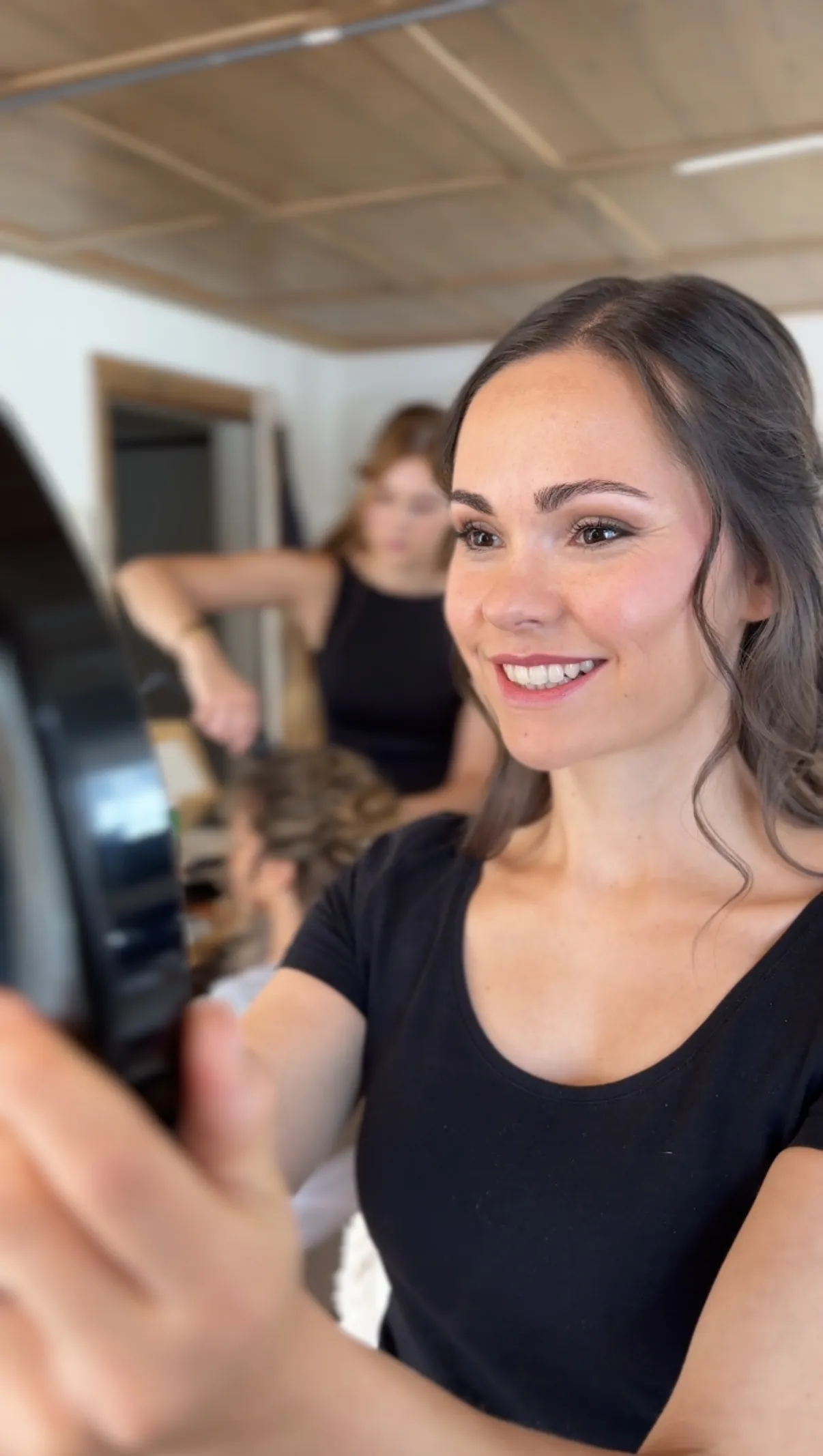 Beratung zu Pflege- und Make-up-Produkten im Hair Saloon