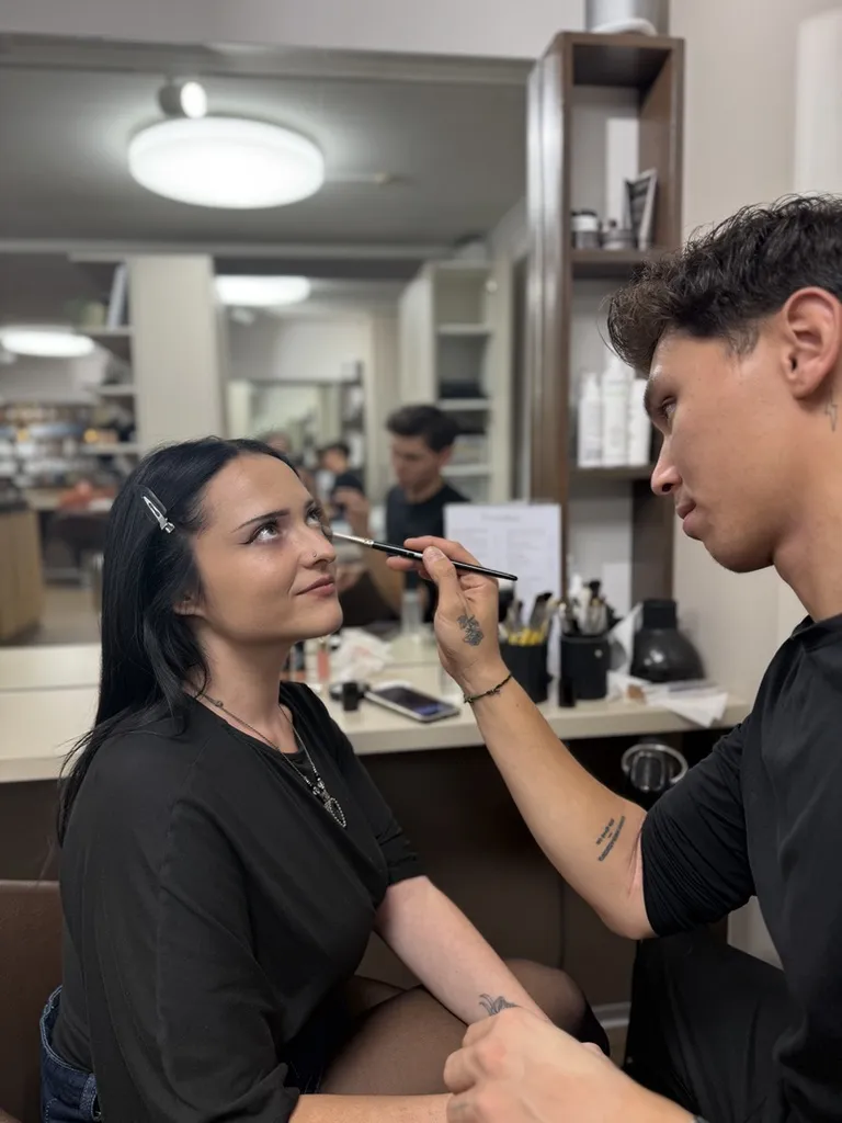 Make-up wird im Hair Saloon aufgetragen