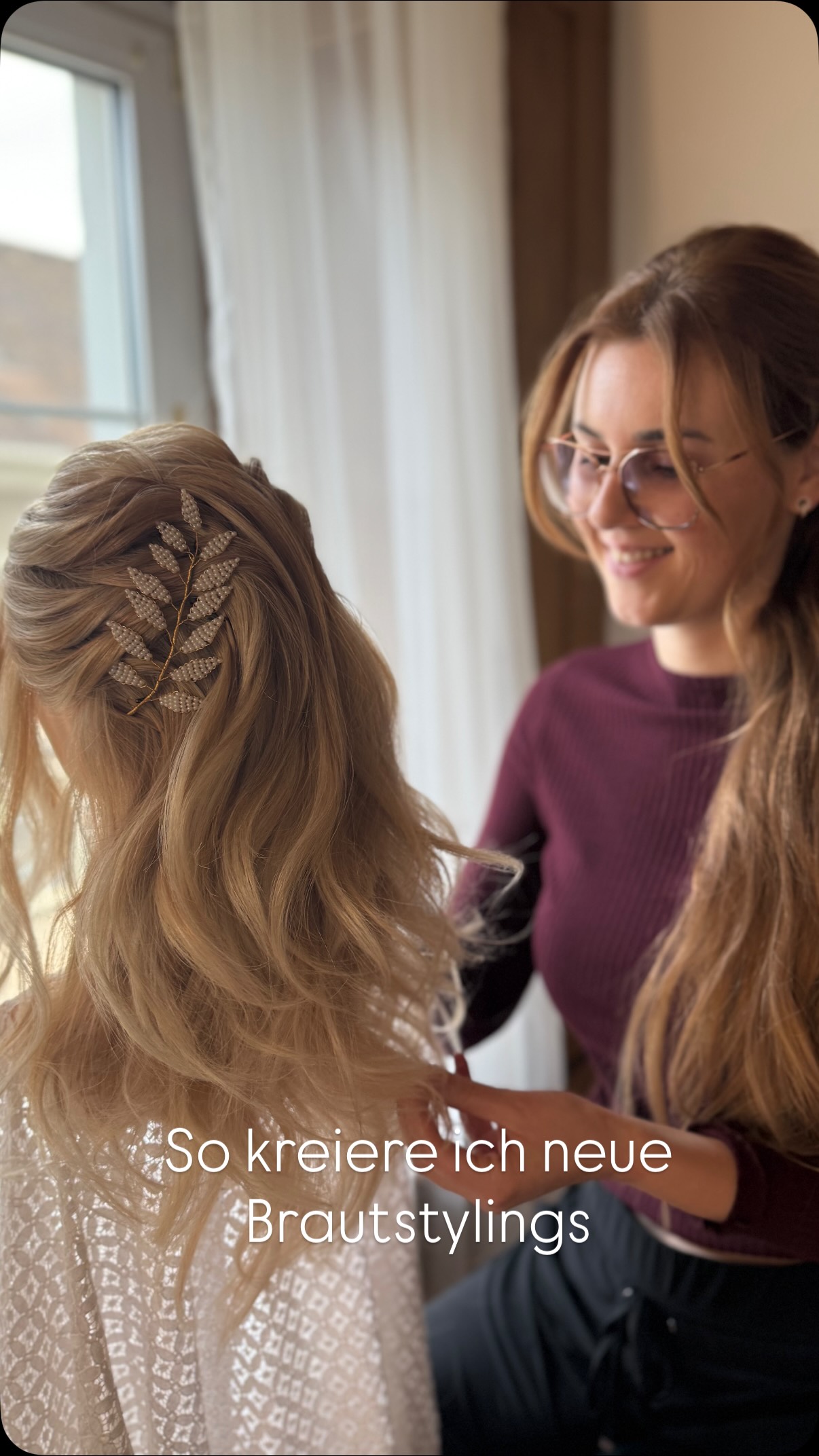 Neue Brautlooks entstehen bei mir oft zuerst am Übungskopf. Hier kann ich ausprobieren, kombinieren und meiner Kreativit